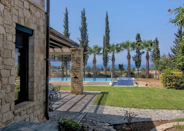 Incredible Large In Paphos Sleeps 14 Children Pool, Jacuzzi, Huge Garden Vila Polis