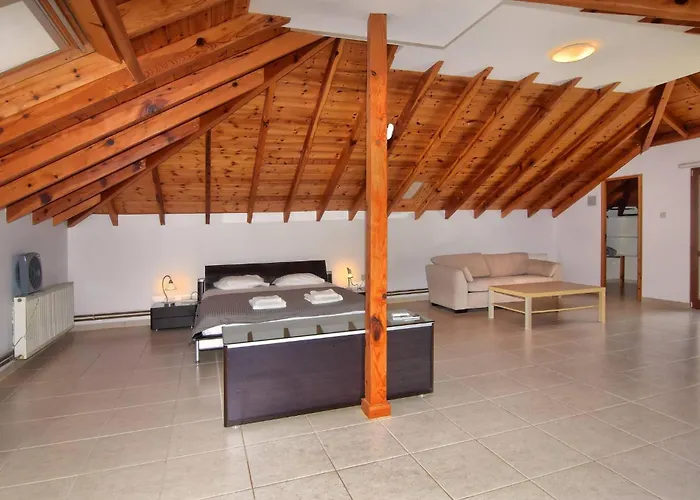 Vila Incredible Large In Paphos Sleeps 14 Children Pool, Jacuzzi, Huge Garden Polis