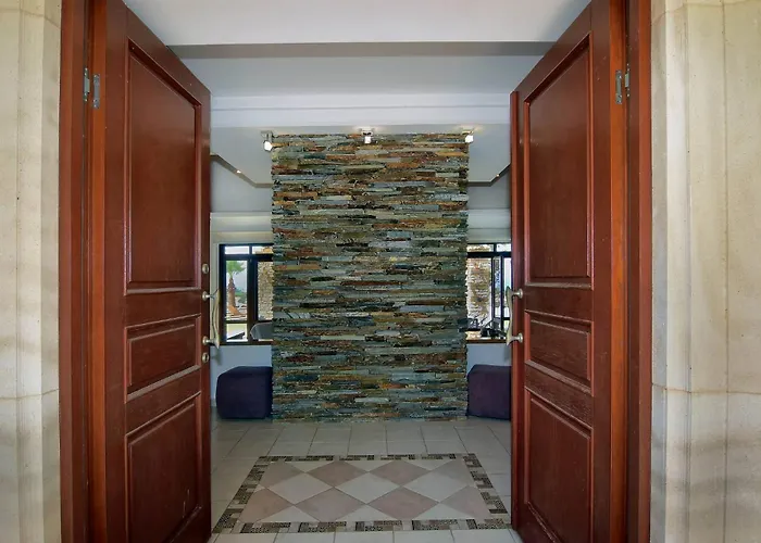 Incredible Large In Paphos Sleeps 14 Children Pool, Jacuzzi, Huge Garden *