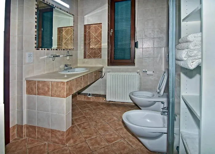 Incredible Large In Paphos Sleeps 14 Children Pool, Jacuzzi, Huge Garden Polis