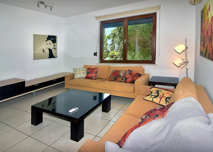 Incredible Large In Paphos Sleeps 14 Children Pool, Jacuzzi, Huge Garden * Polis