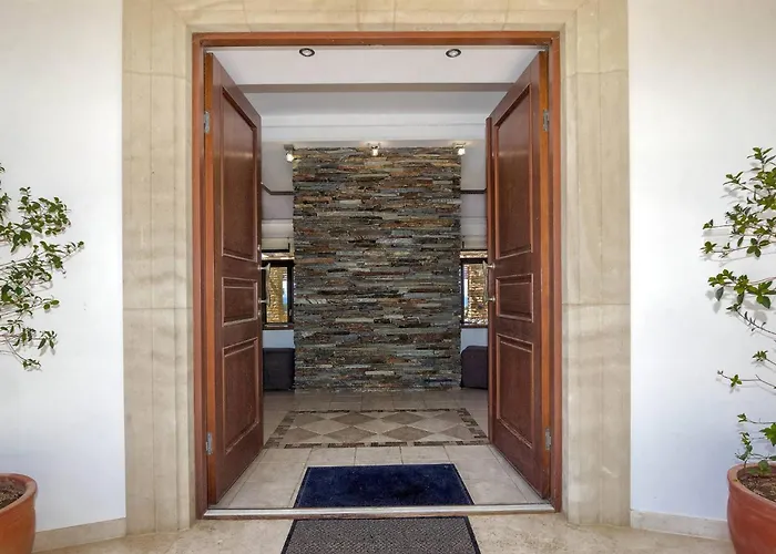 Incredible Large In Paphos Sleeps 14 Children Pool, Jacuzzi, Huge Garden