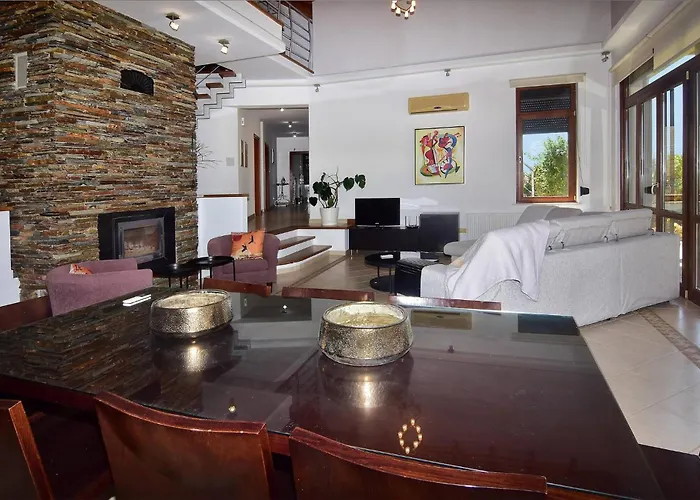 Vila Incredible Large In Paphos Sleeps 14 Children Pool, Jacuzzi, Huge Garden