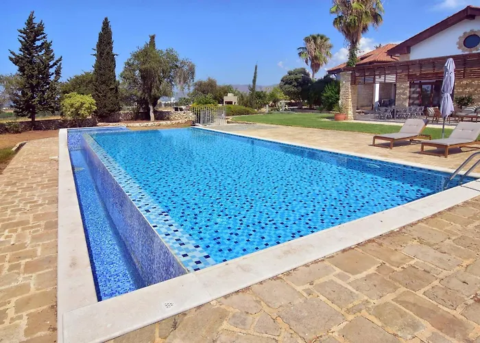 Vila Incredible Large In Paphos Sleeps 14 Children Pool, Jacuzzi, Huge Garden *