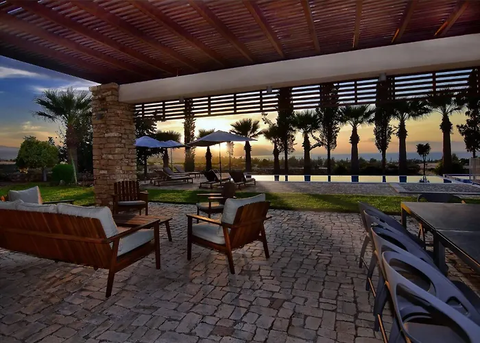 Incredible Large In Paphos Sleeps 14 Children Pool, Jacuzzi, Huge Garden Vila Polis