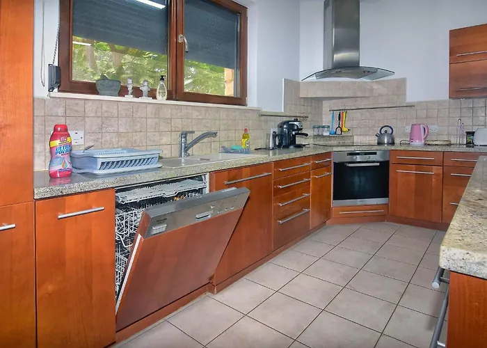 Vila Incredible Large In Paphos Sleeps 14 Children Pool, Jacuzzi, Huge Garden Polis