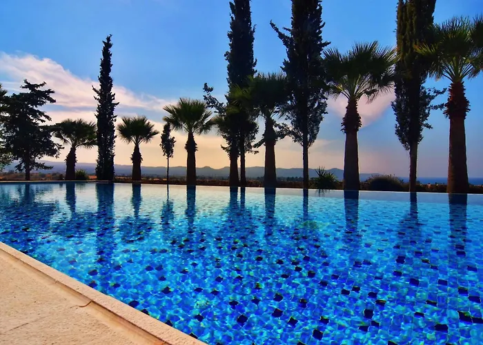 Incredible Large In Paphos Sleeps 14 Children Pool, Jacuzzi, Huge Garden *