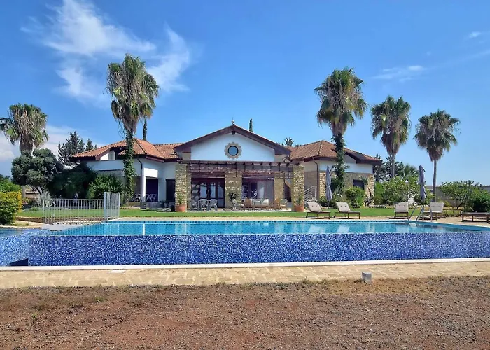 Incredible Large In Paphos Sleeps 14 Children Pool, Jacuzzi, Huge Garden Polis