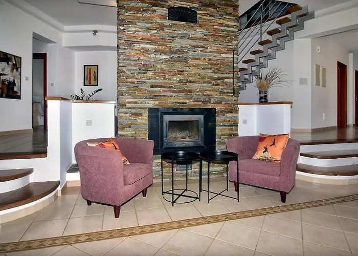 Incredible Large In Paphos Sleeps 14 Children Pool, Jacuzzi, Huge Garden Vila