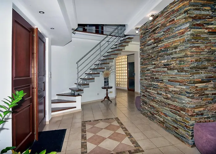 Vila Incredible Large In Paphos Sleeps 14 Children Pool, Jacuzzi, Huge Garden *