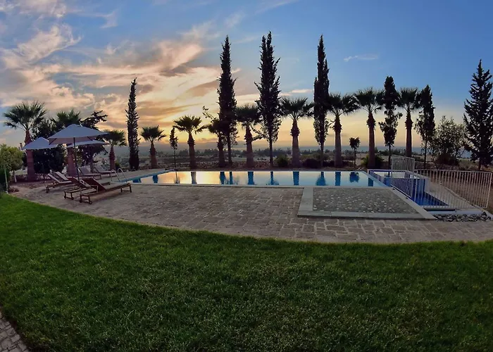 Incredible Large In Paphos Sleeps 14 Children Pool, Jacuzzi, Huge Garden Polis