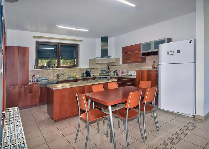 Incredible Large In Paphos Sleeps 14 Children Pool, Jacuzzi, Huge Garden