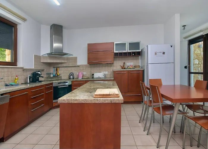 Incredible Large In Paphos Sleeps 14 Children Pool, Jacuzzi, Huge Garden Vila *