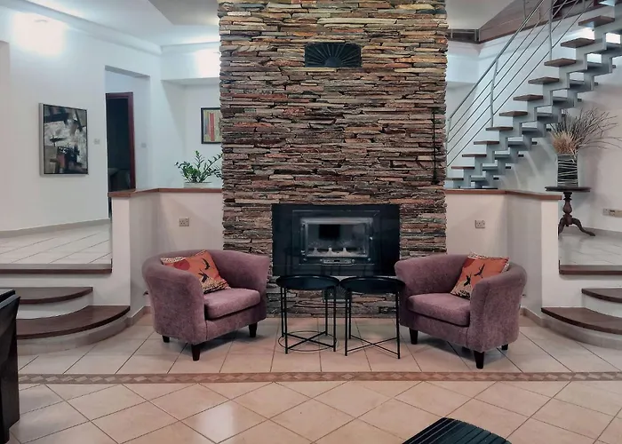 Incredible Large In Paphos Sleeps 14 Children Pool, Jacuzzi, Huge Garden *