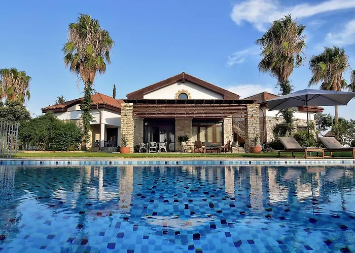 Vila Incredible Large In Paphos Sleeps 14 Children Pool, Jacuzzi, Huge Garden *