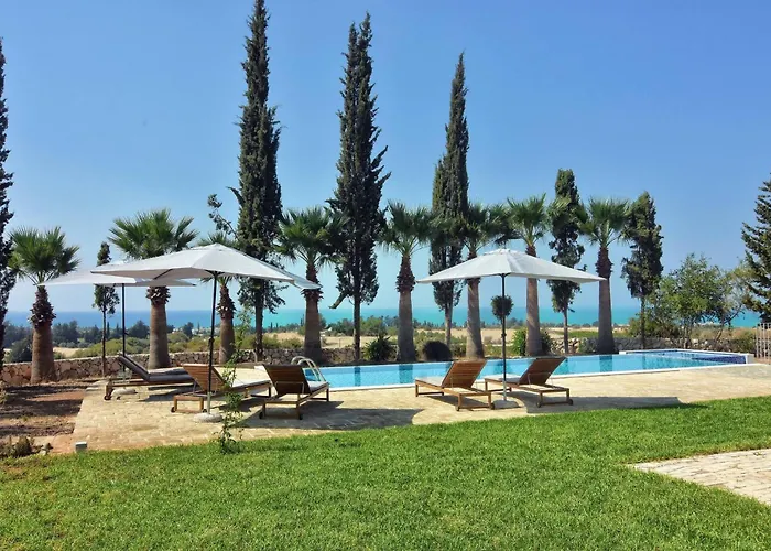Incredible Large In Paphos Sleeps 14 Children Pool, Jacuzzi, Huge Garden Vila *