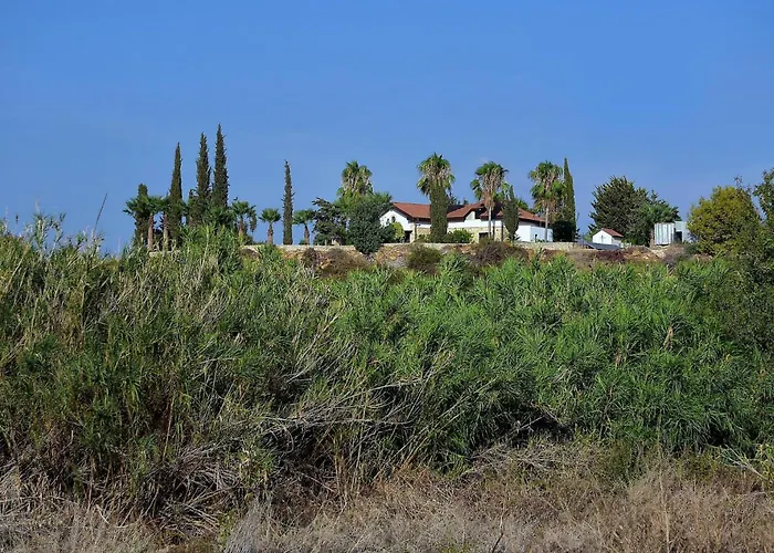 Incredible Large In Paphos Sleeps 14 Children Pool, Jacuzzi, Huge Garden Polis