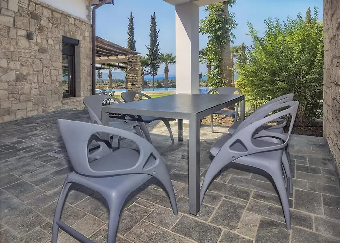 Incredible Large In Paphos Sleeps 14 Children Pool, Jacuzzi, Huge Garden Vila *