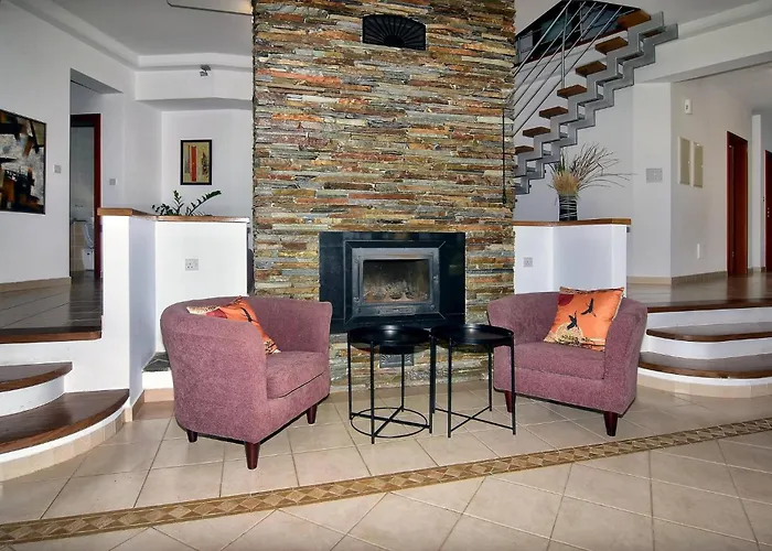 Vila Incredible Large In Paphos Sleeps 14 Children Pool, Jacuzzi, Huge Garden